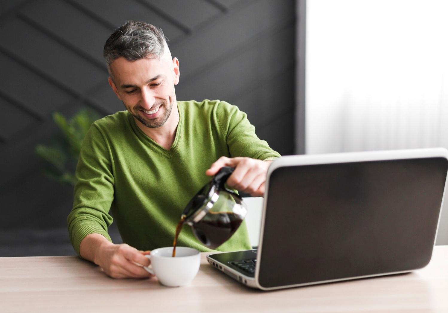 Professionelle Maniküre-Ausbildung in modernem Studio